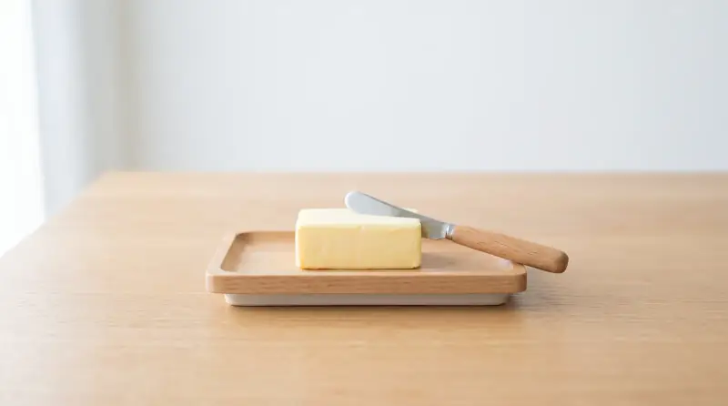 Açık ahşap zeminde tereyağı.